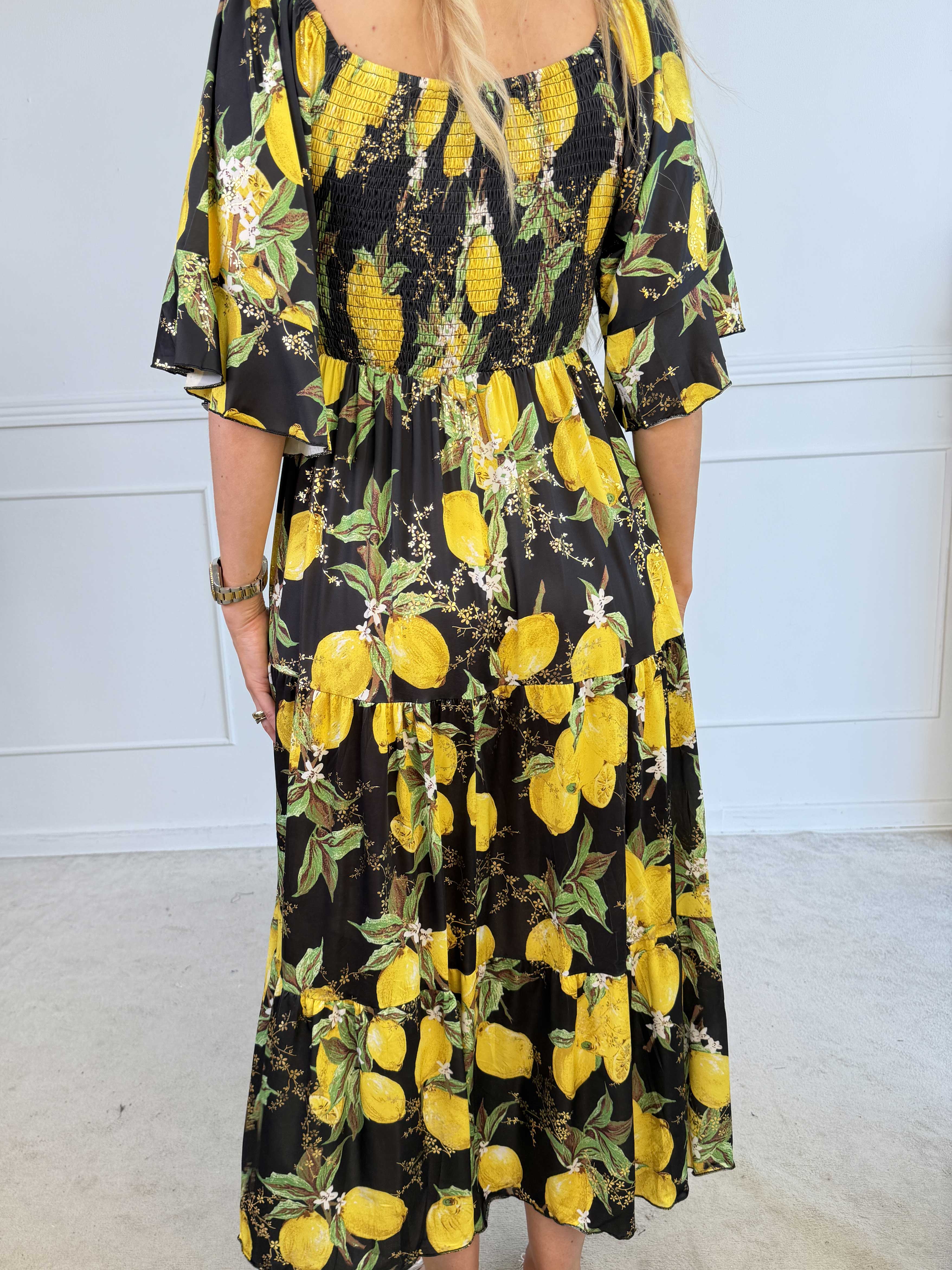 Elna Lemon - Lang elastisk plus size kjole med citroner og smock over brystet